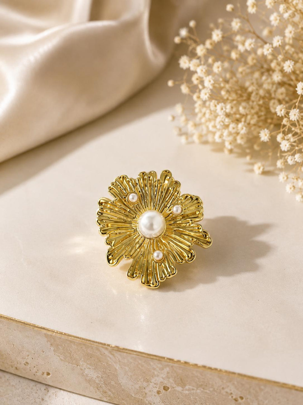 Gold flower pearl ring close