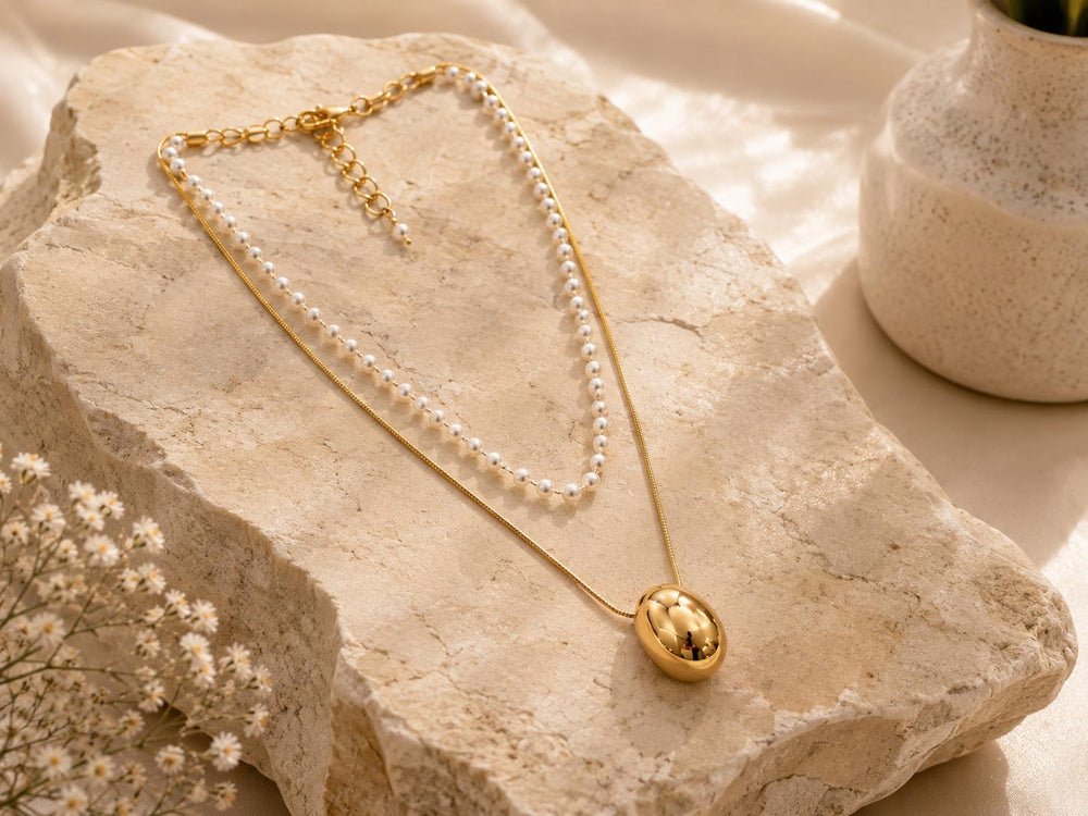 Gold Oval Pendant Pearl Necklace